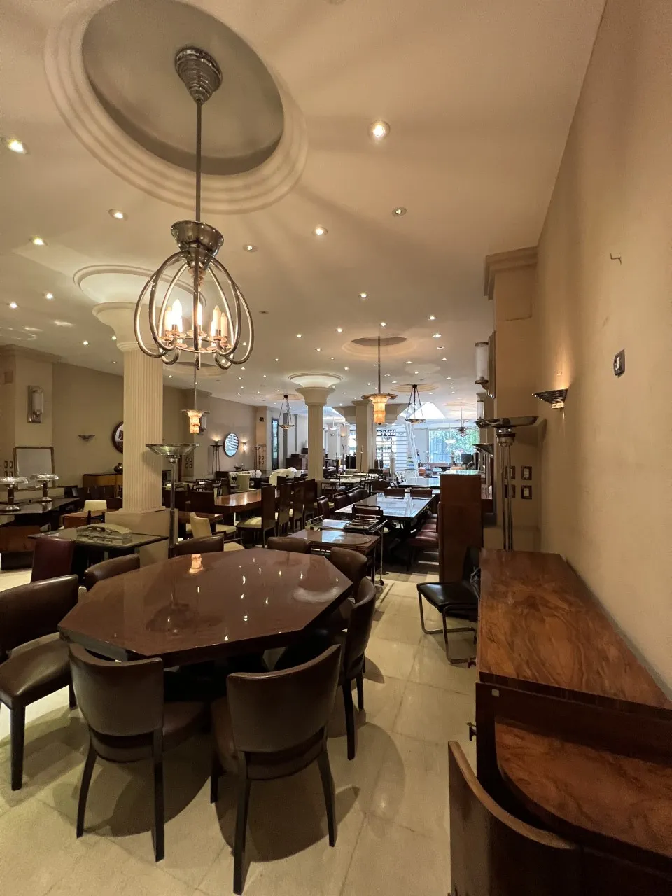 Antike Hängelampe mit elegantem Design in einem Restaurant