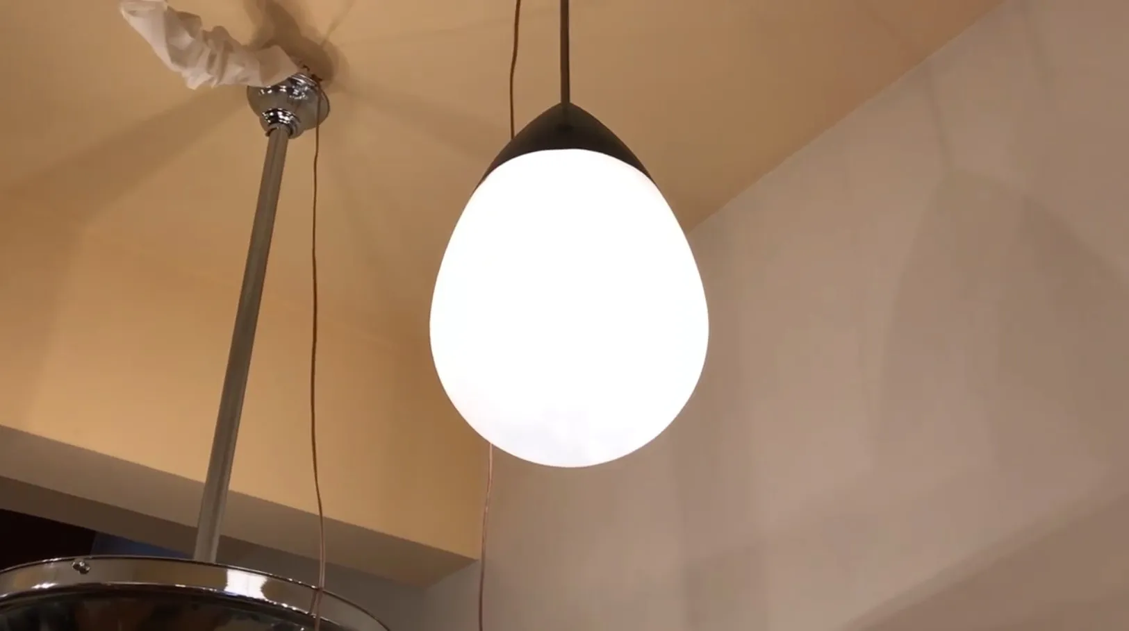 Lámpara de techo antigua de color blanco en ambiente moderno.