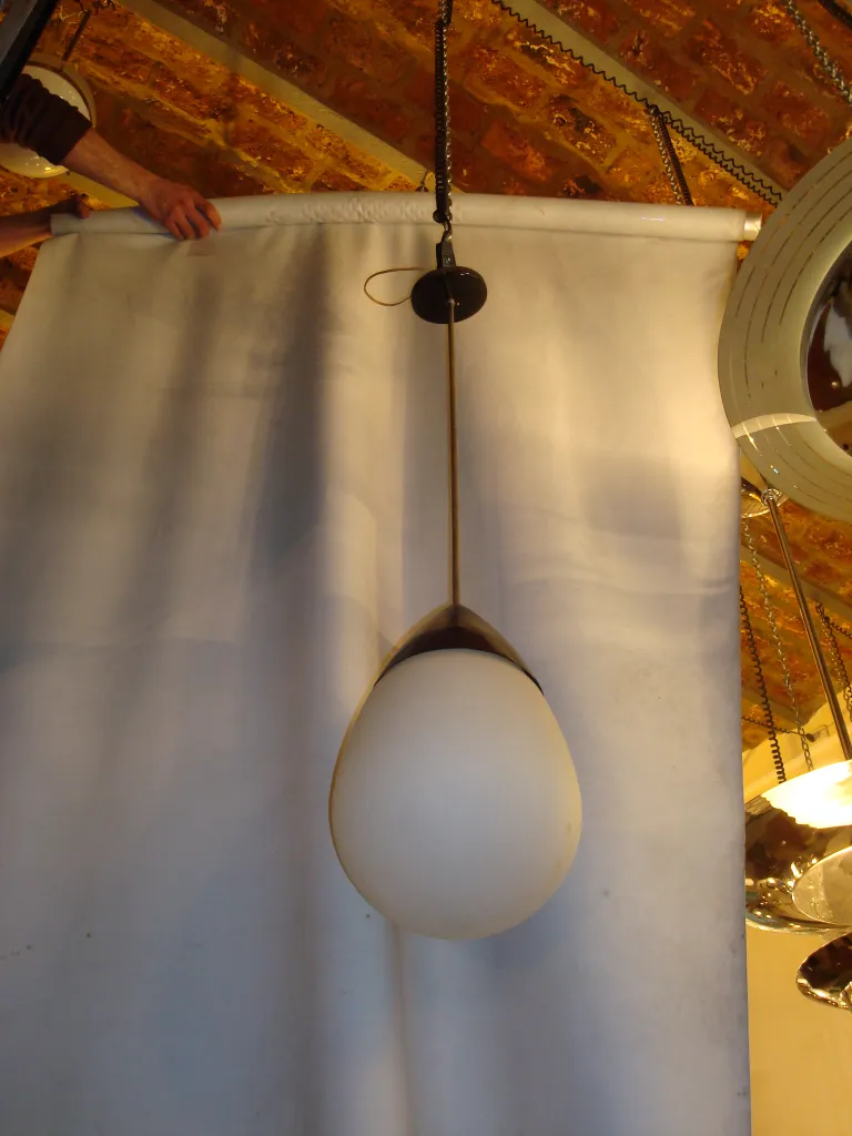 lampada a sospensione antica con forma ovale elegante