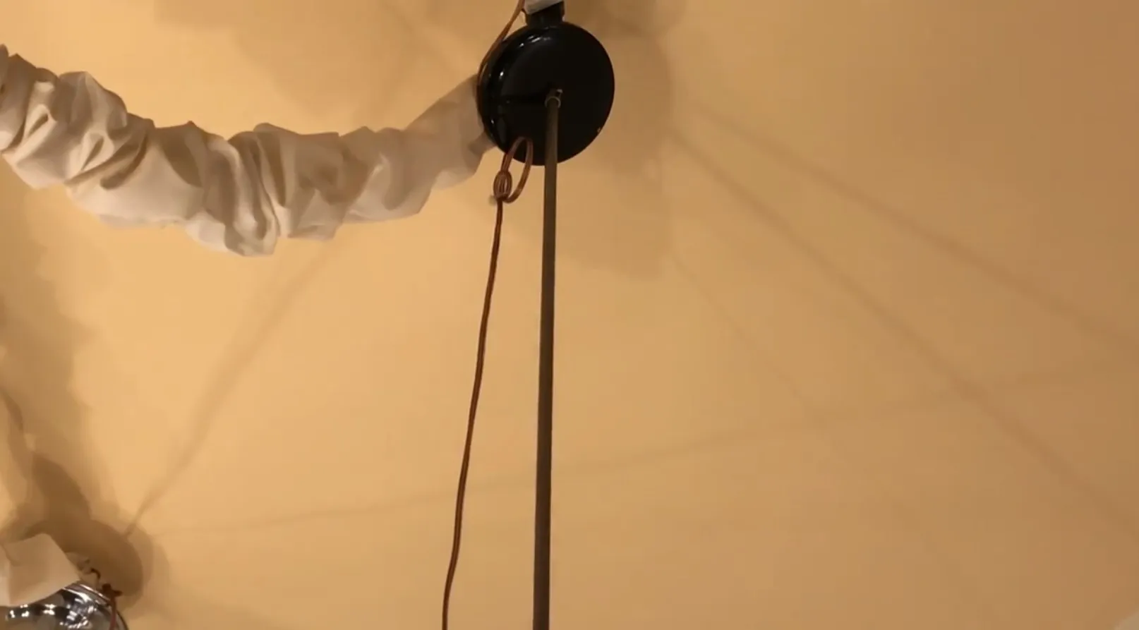 lampara de techo antigua de estilo clasico, iluminación suave