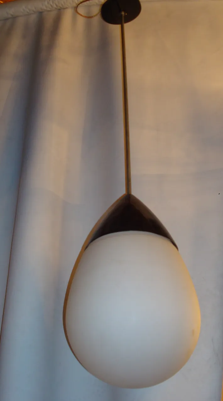 lampada de teto antiga com forma única e ambiente acolhedor