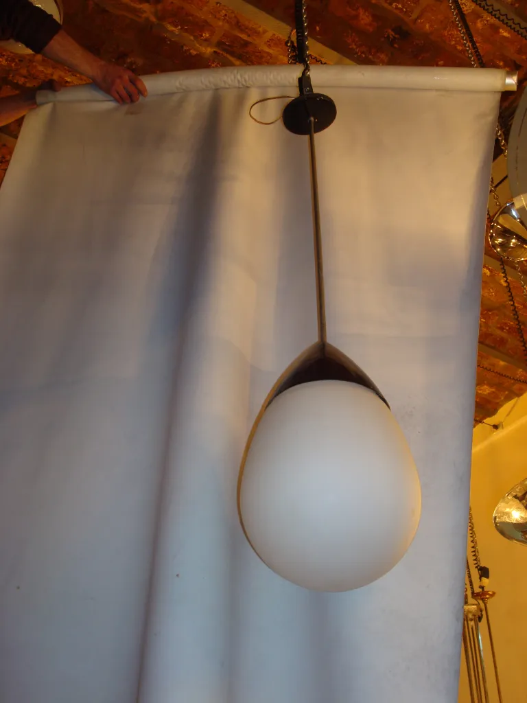 lampada a sospensione antica con design semplice ed elegante, sospesa al soffitto