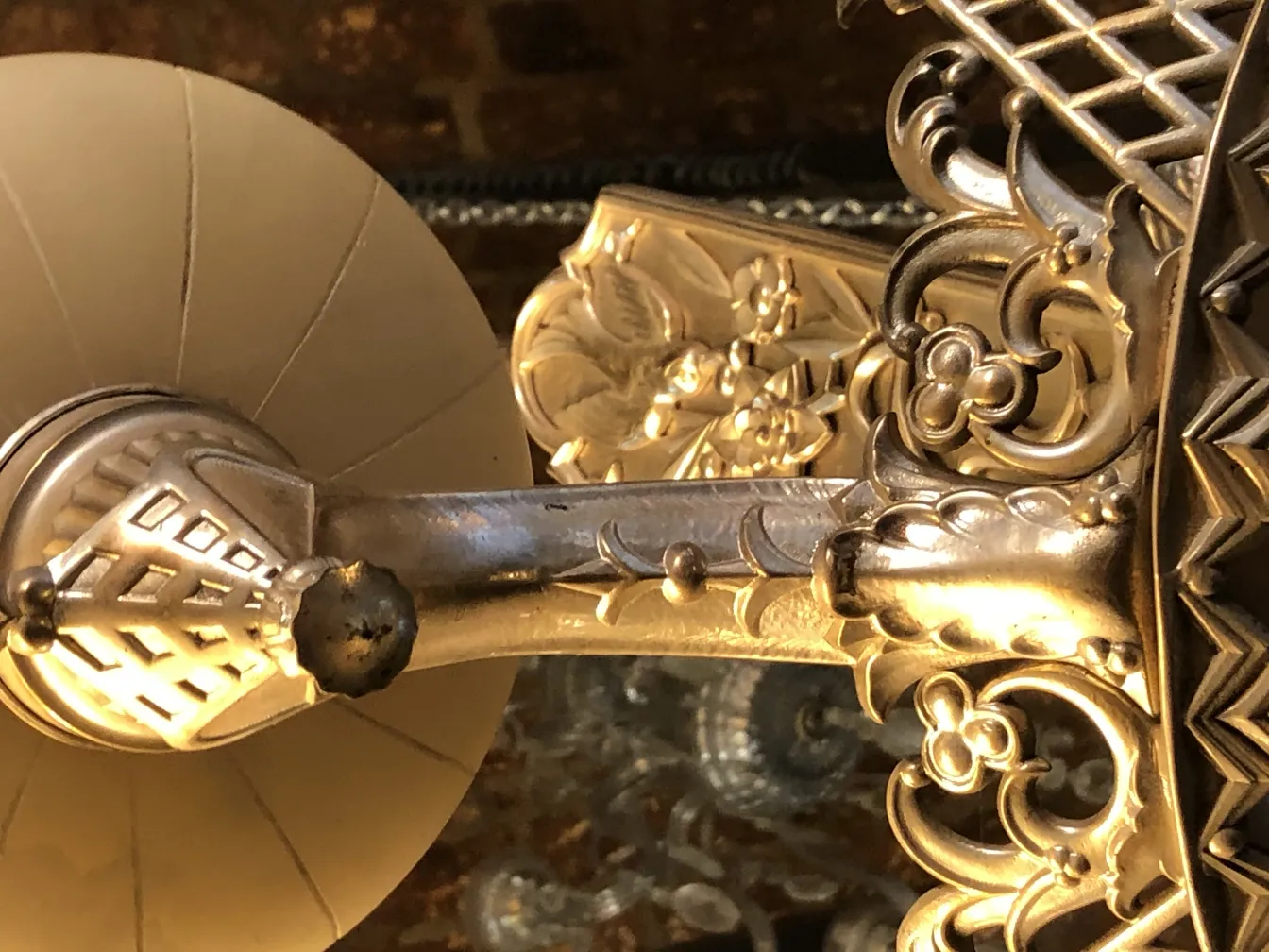 古老的吊灯，带有装饰性金属细节