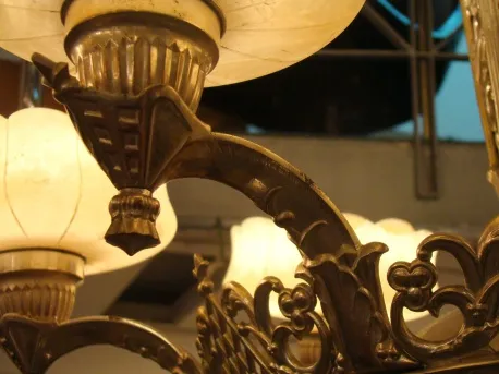 Lustre ancien avec des détails ornementaux. Atmosphère chaleureuse.