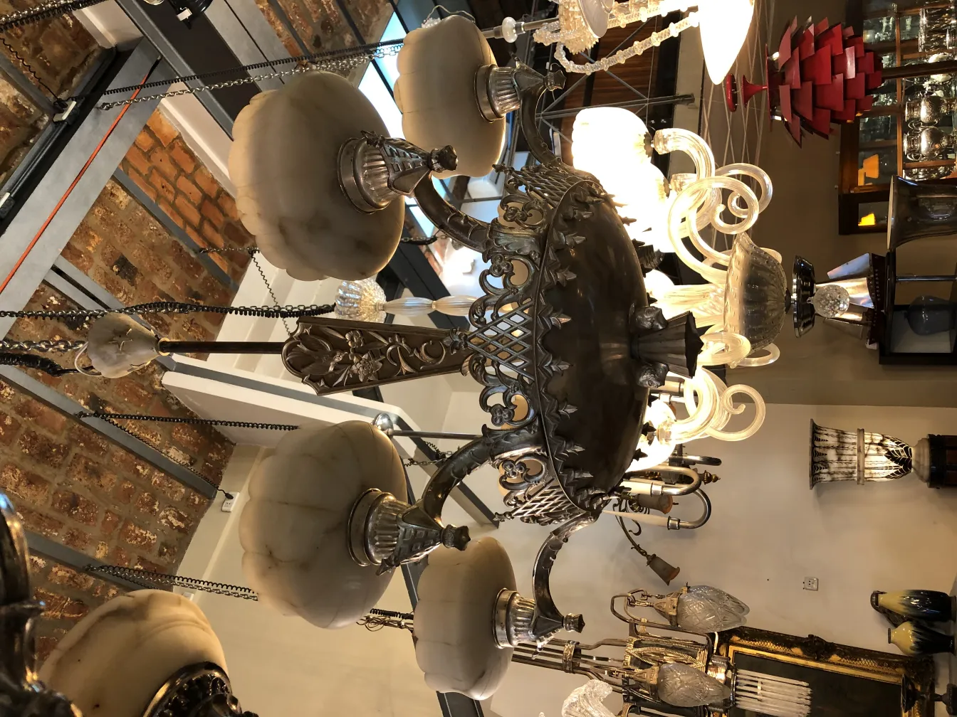 Lustre ancien avec des détails décoratifs et des cristaux