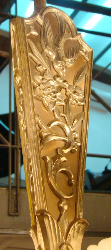 Lámpara de techo antigua con un diseño floral intrincado, en un ambiente elegante.