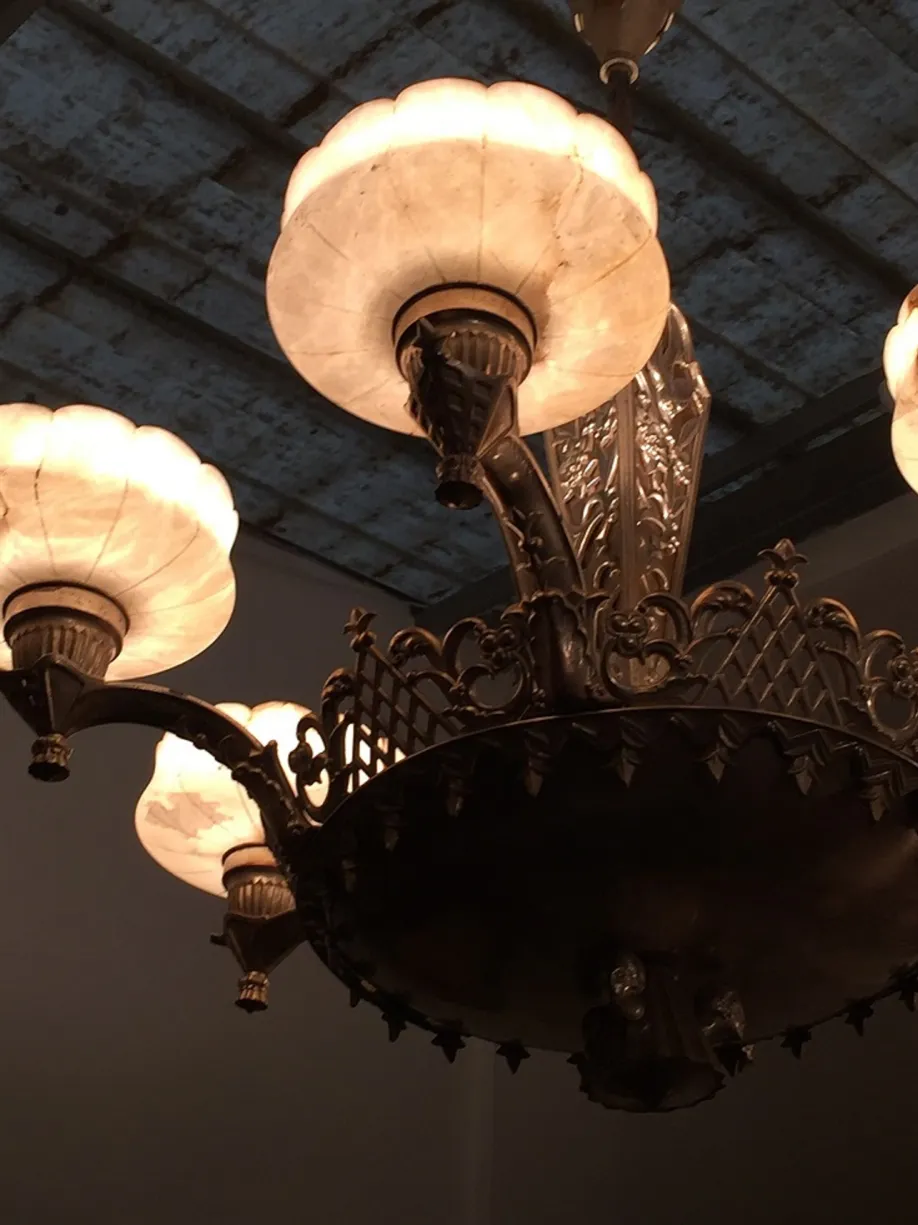 Антикварная подвесная лампа с мягким светом и элегантным дизайном.