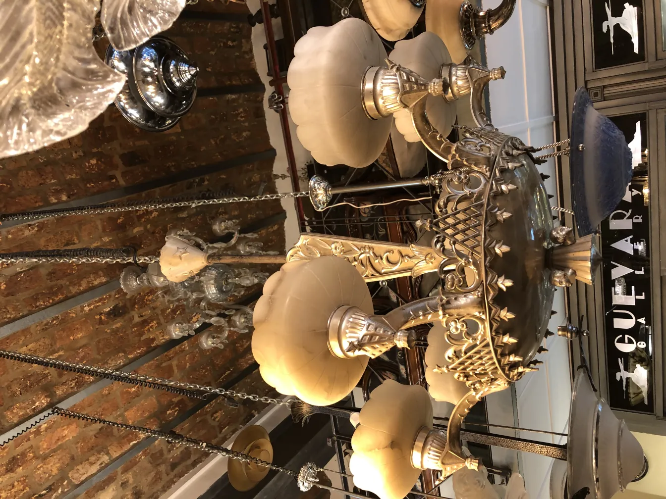 Lámpara de techo antigua de cristal con detalles ornamentales