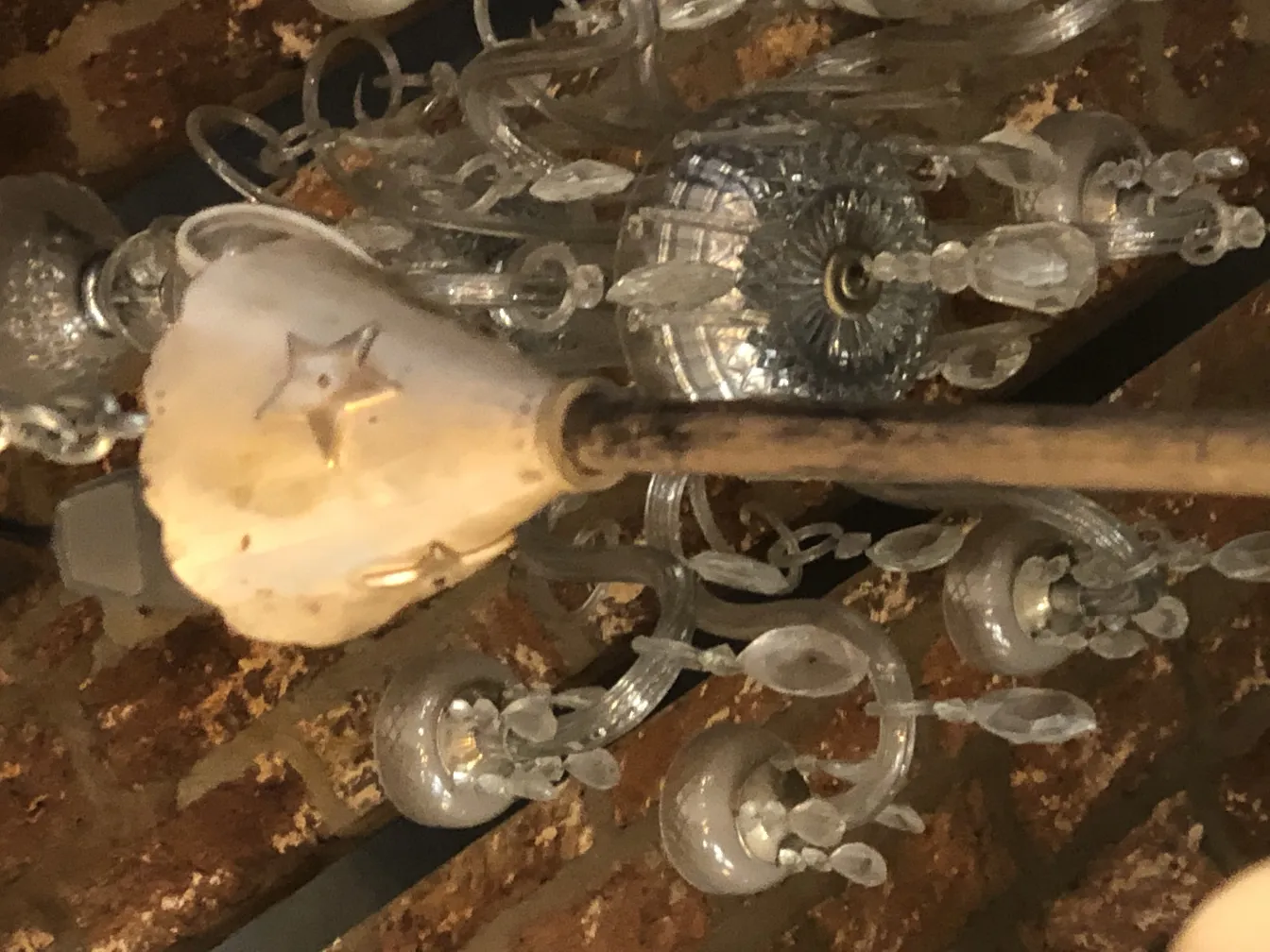 Lustre ancien avec des étoiles en design, style élégant.