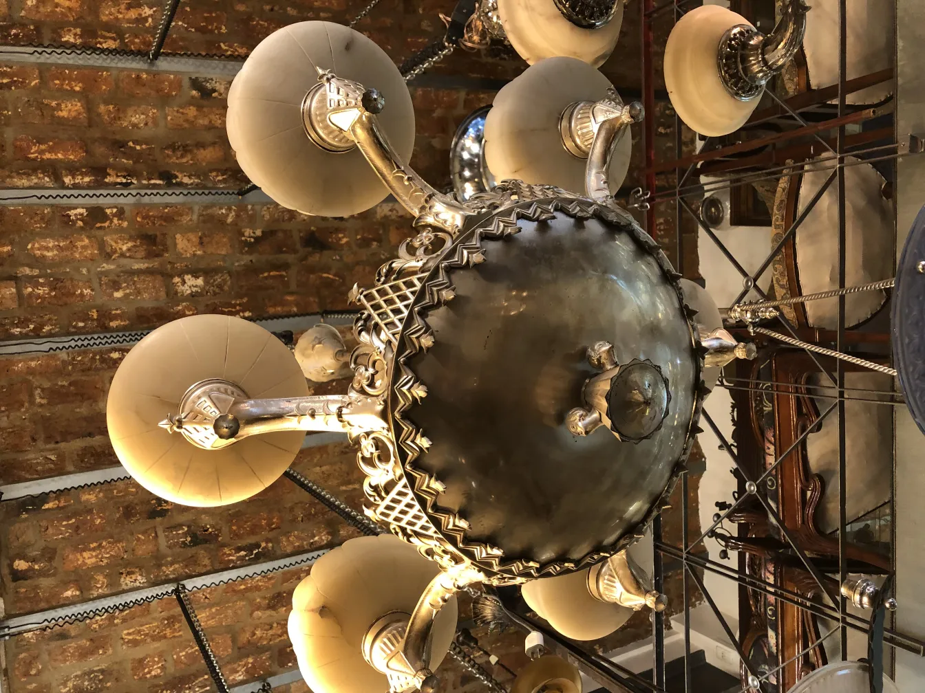 Lâmpada de teto antiga com um design elegante e clássico, dois corpos luminosos em um ambiente acolhedor