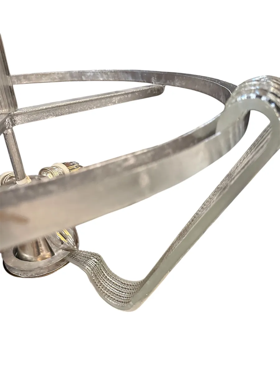 Antike hängelampe mit elegantem Design, beleuchtet eine gemütliche Umgebung