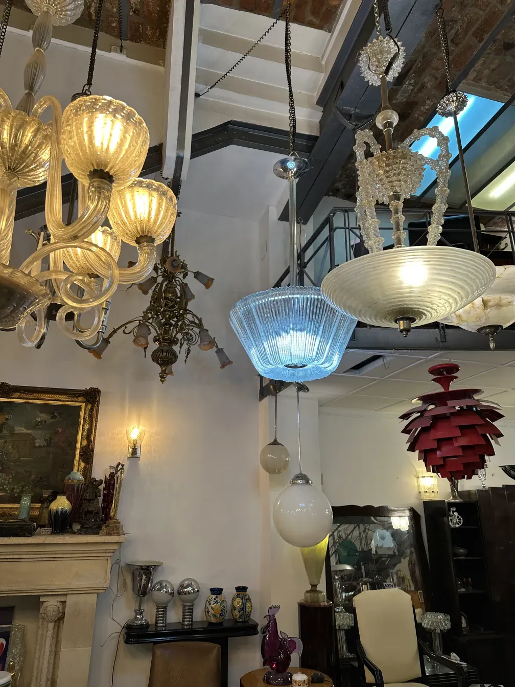 antica lampada a sospensione in un ambiente vintage con altri elementi decorativi.
