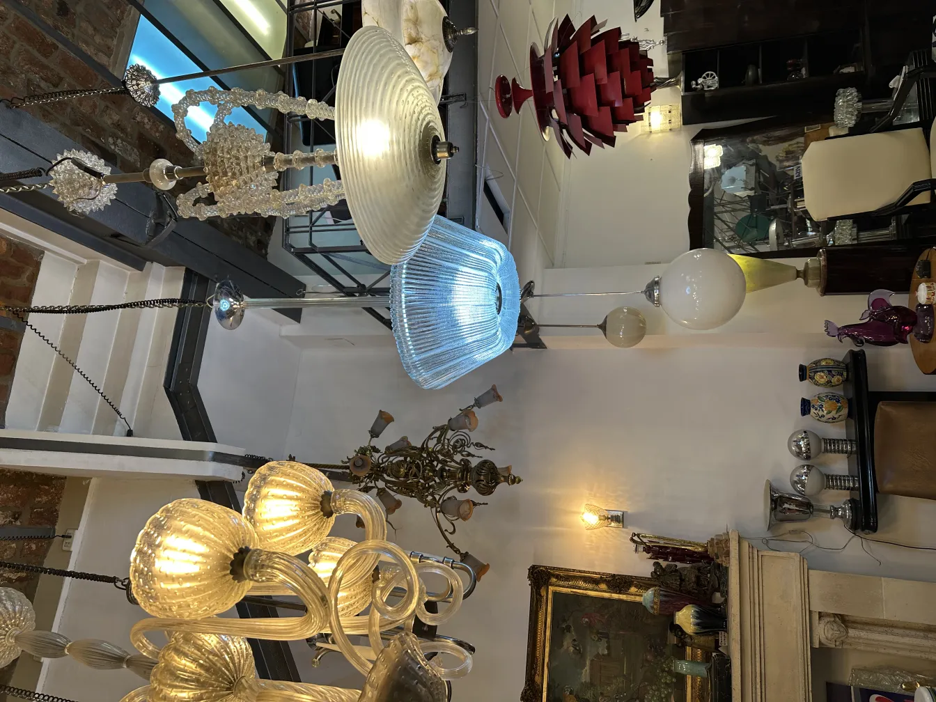 Lampada a sospensione antica con dettagli in cristallo, stile elegante.