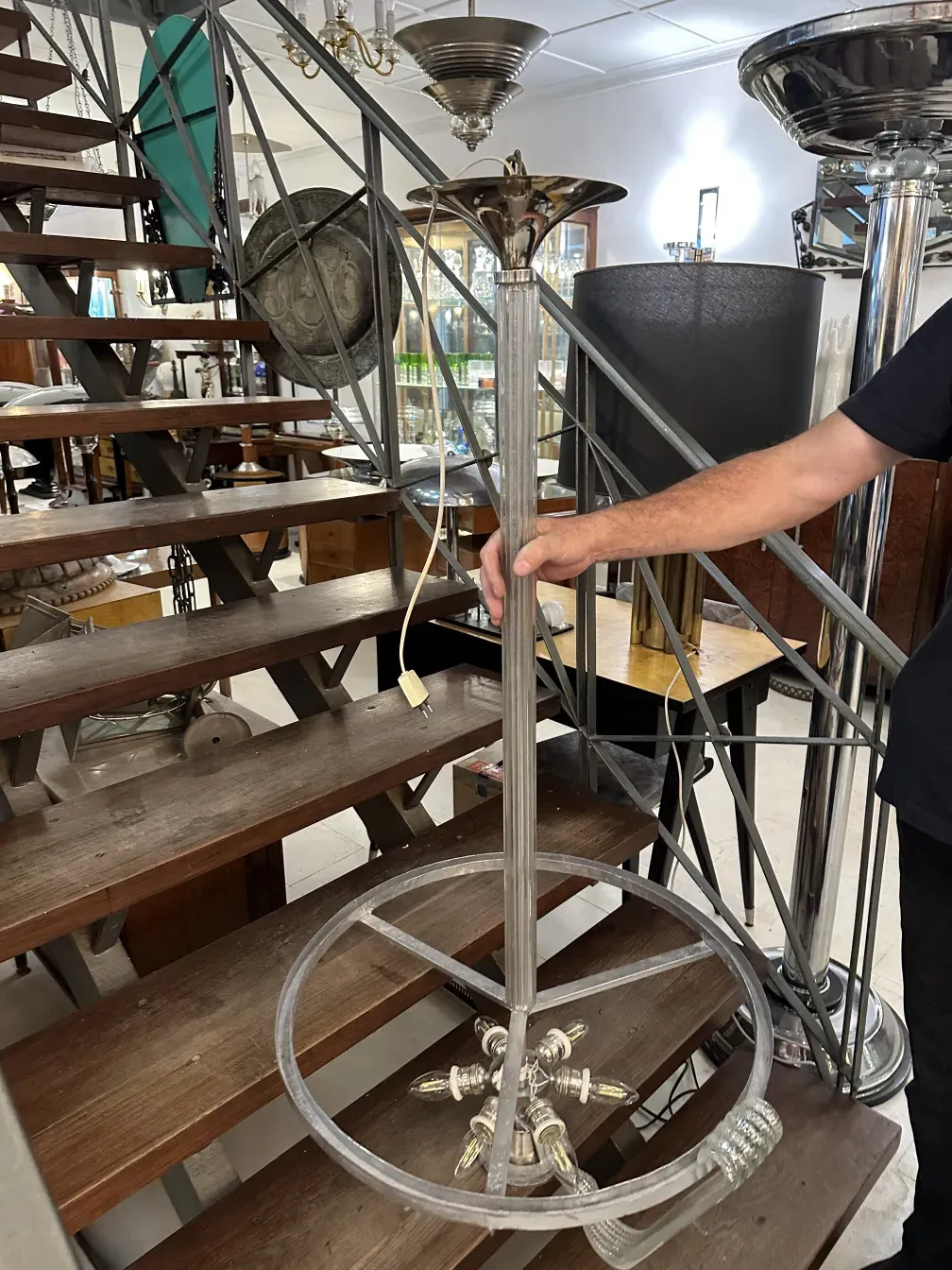 lustre ancien avec design élégant dans un environnement d'antiquités