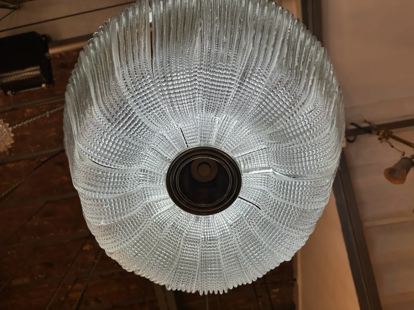 Antike Hängelampe aus Glas mit detailliertem Design