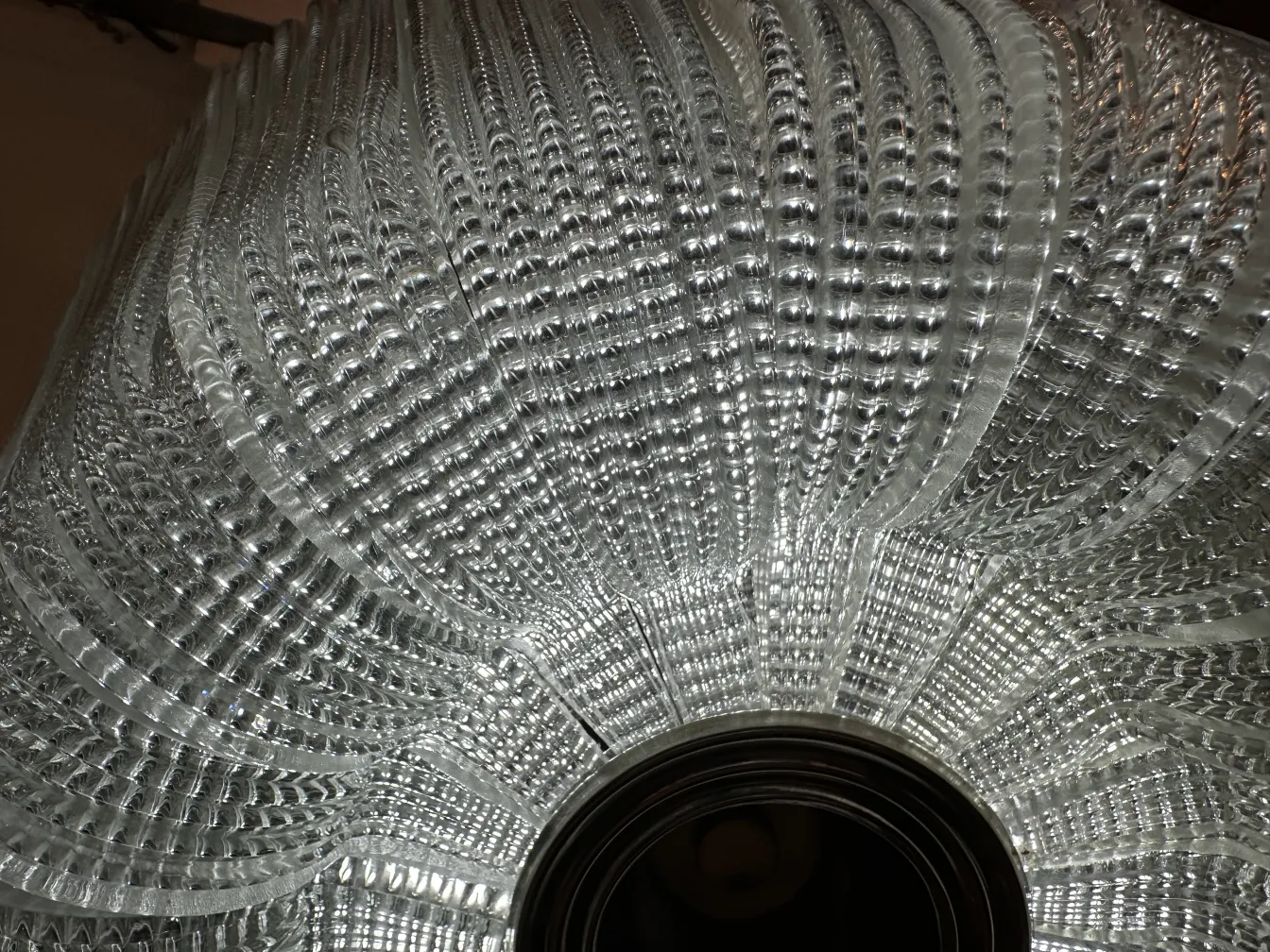 Lampada a sospensione antica con design elaborato, collocata in una casa classica.