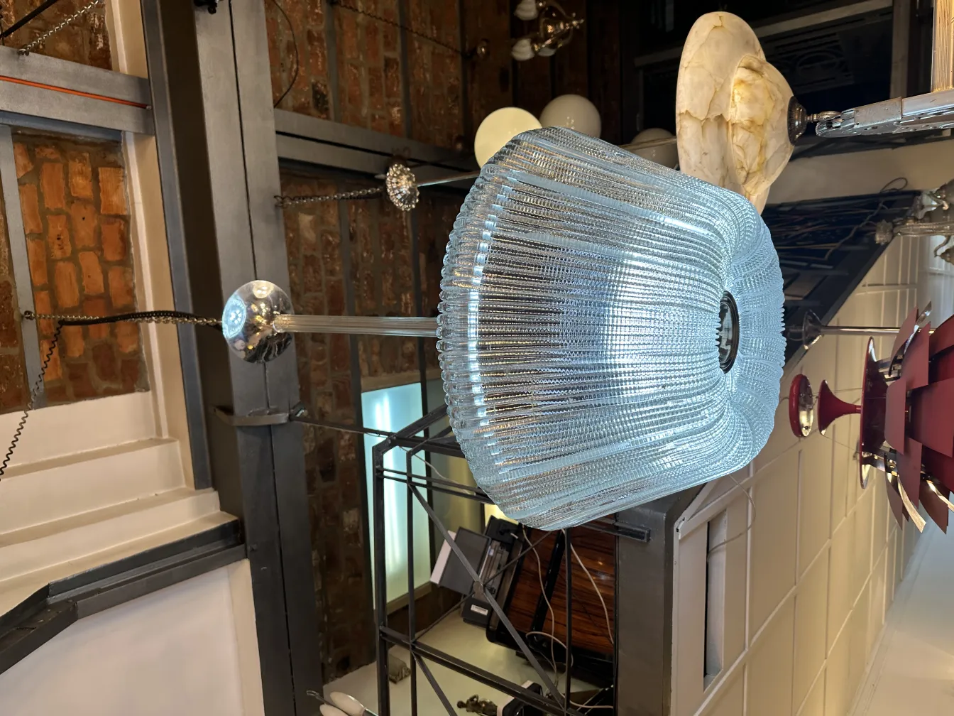 lampada a sospensione antica con design traslucido in ambito vintage