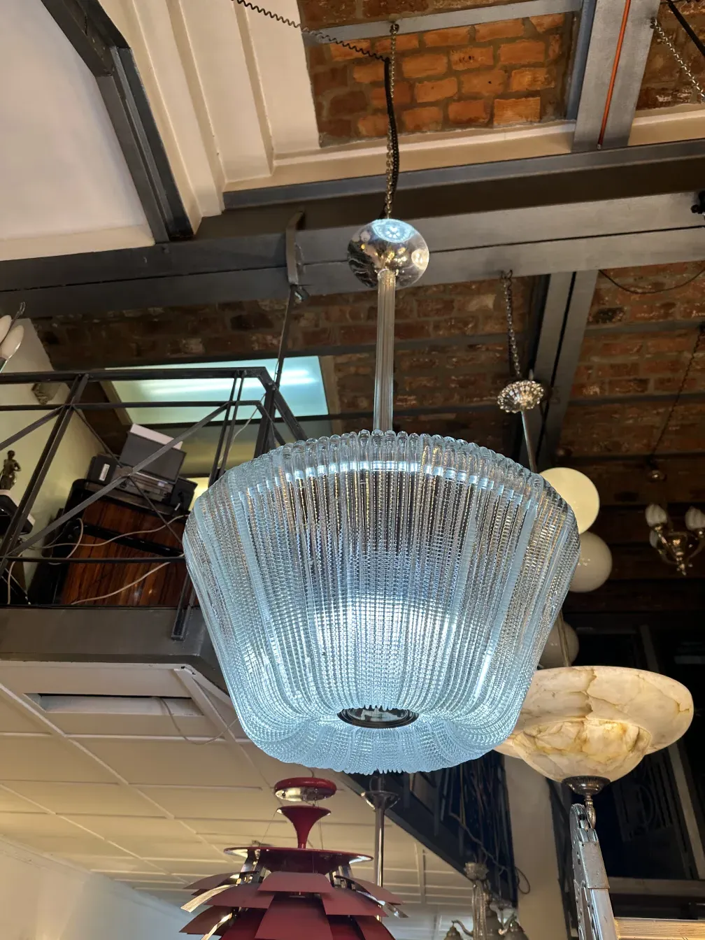 Lámpara de techo antigua de diseño elegante, ambiente cálido con otros objetos decorativos