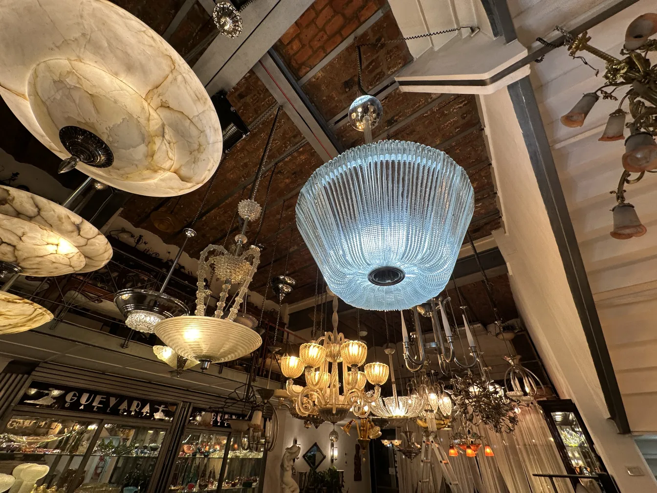 Lustre ancien en verre dans un cadre décoratif