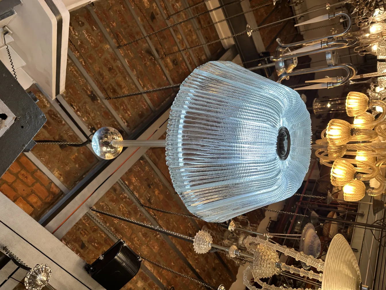 Lámpara de techo antigua de cristal transparente, en un ambiente elegante