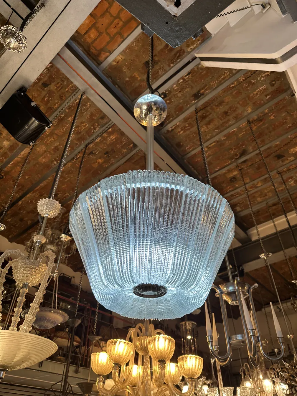 lâmpada de teto antiga com design de paolo venini, iluminação elegante com estilo retrô, detalhes em vidro, ambiente acolhedor