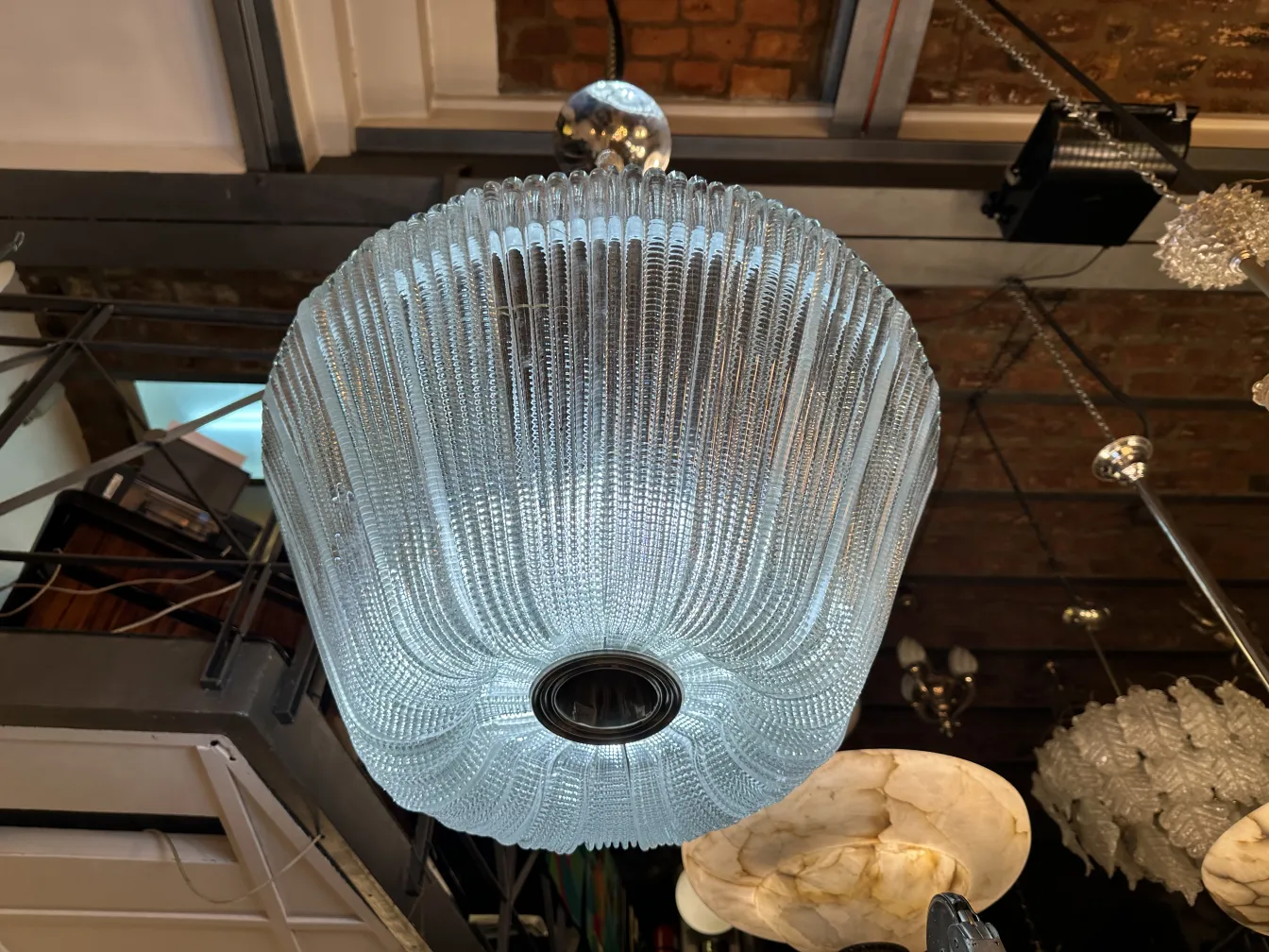 lâmpada de teto com design distinto em um ambiente moderno