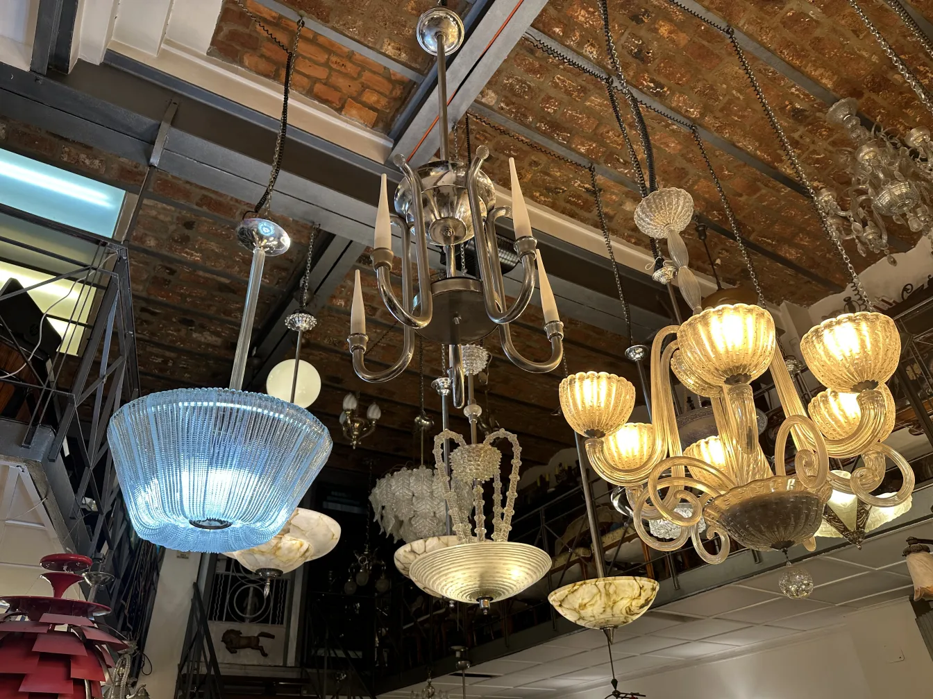 مصباح معلق قديم مصنوع من الزجاج في بيئة قديمة.