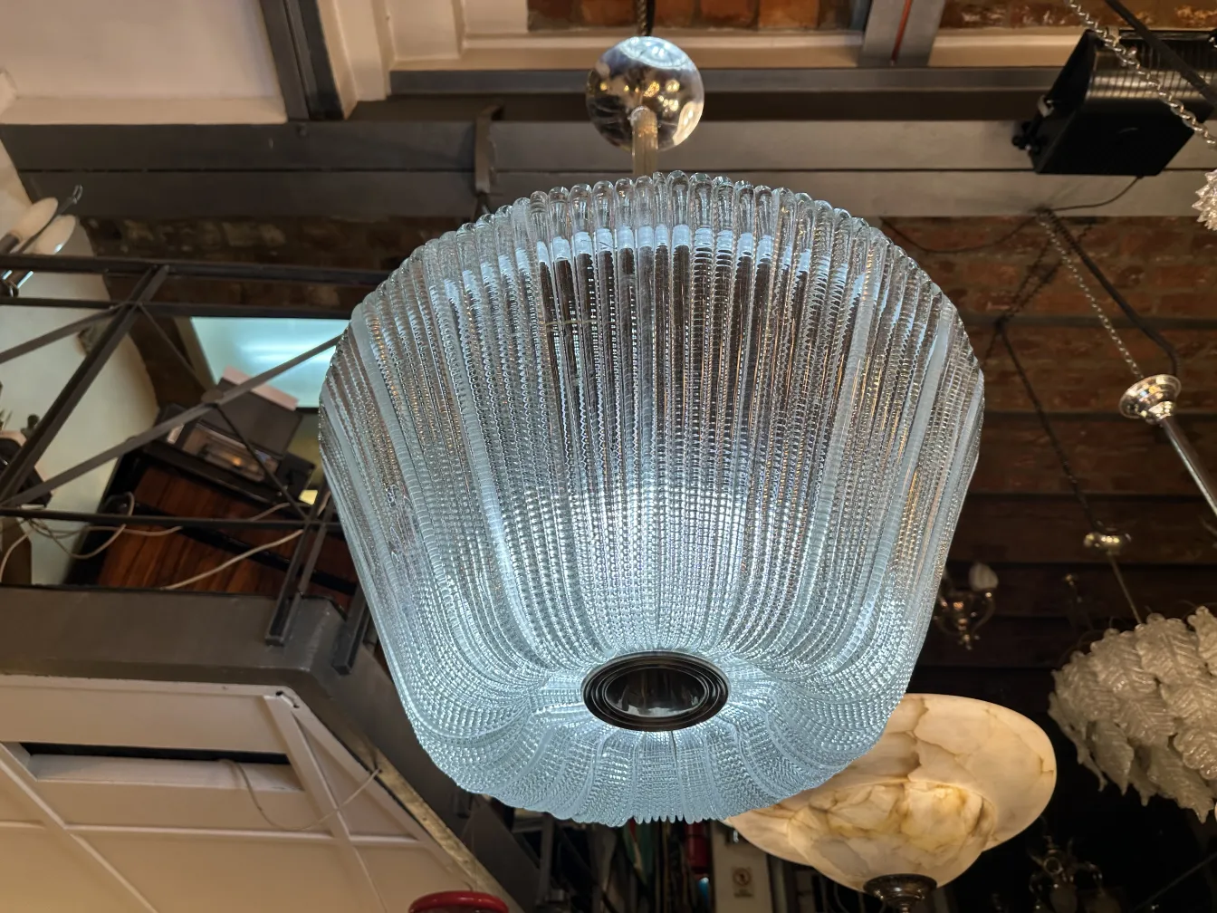 Lustre ancien avec un design moderne, style paolo venini, illuminant une atmosphère chaleureuse.