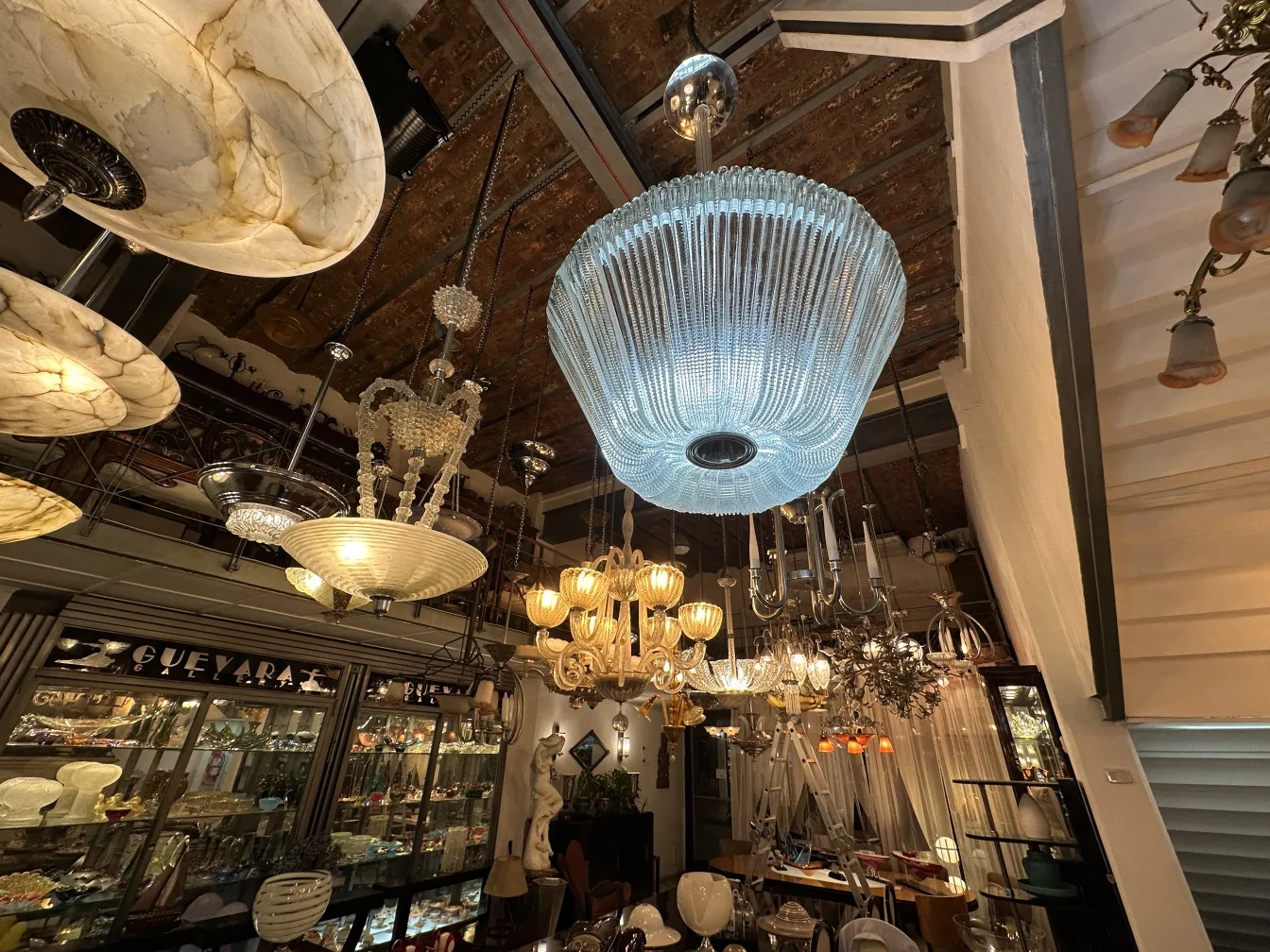 Lâmpada de teto antiga com design elegante em um ambiente aconchegante.