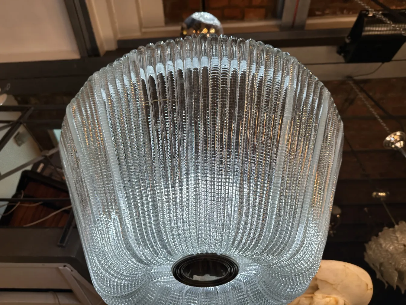 Lustre ancien avec un design circulaire translucide.