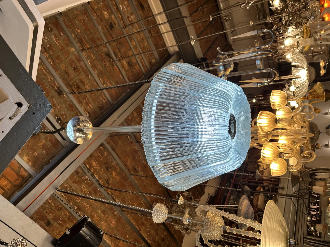 Lámpara de techo antigua con diseño elegante, iluminando un entorno cálido.