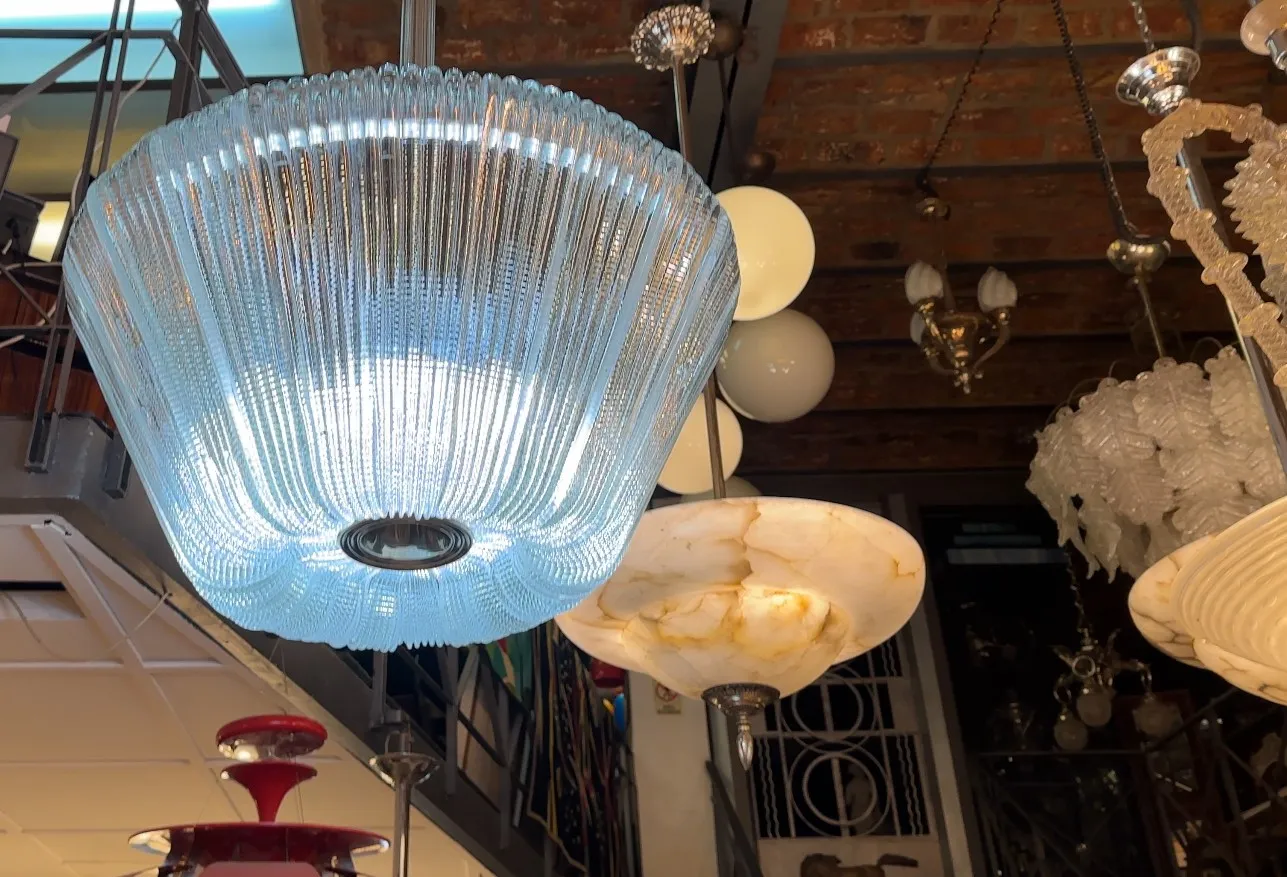 Lustre ancien de paolo venini avec un design élégant et une brillance lumineuse