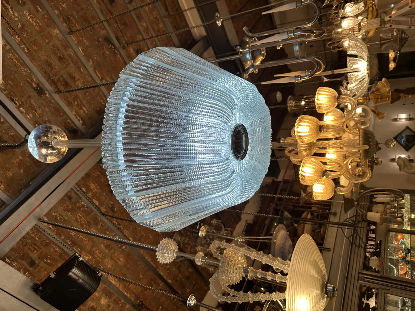 Lámpara de techo antigua de cristal con diseño elegante, luces cálidas alrededor.