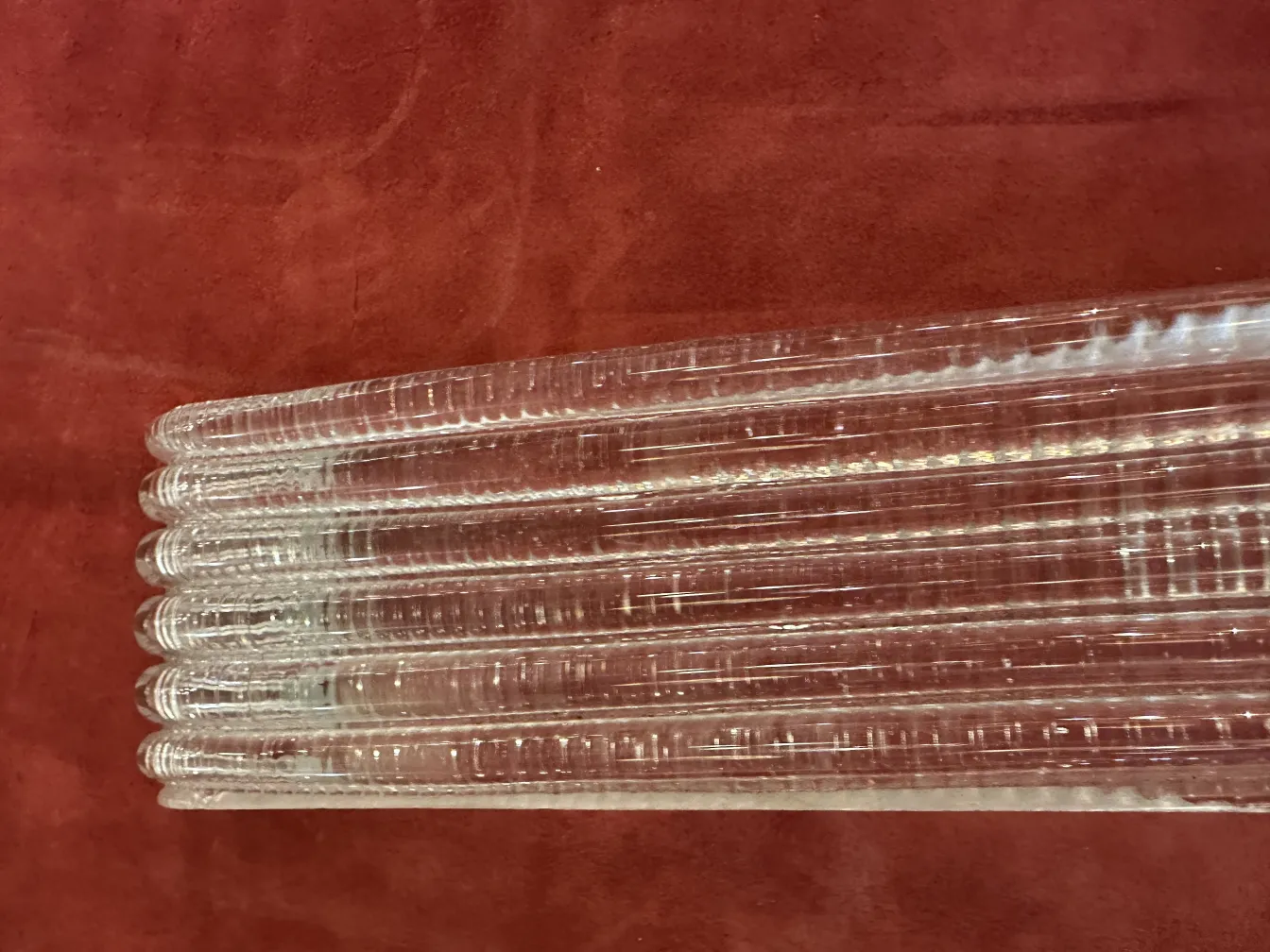 lustre antique avec détails en verre, fond rouge