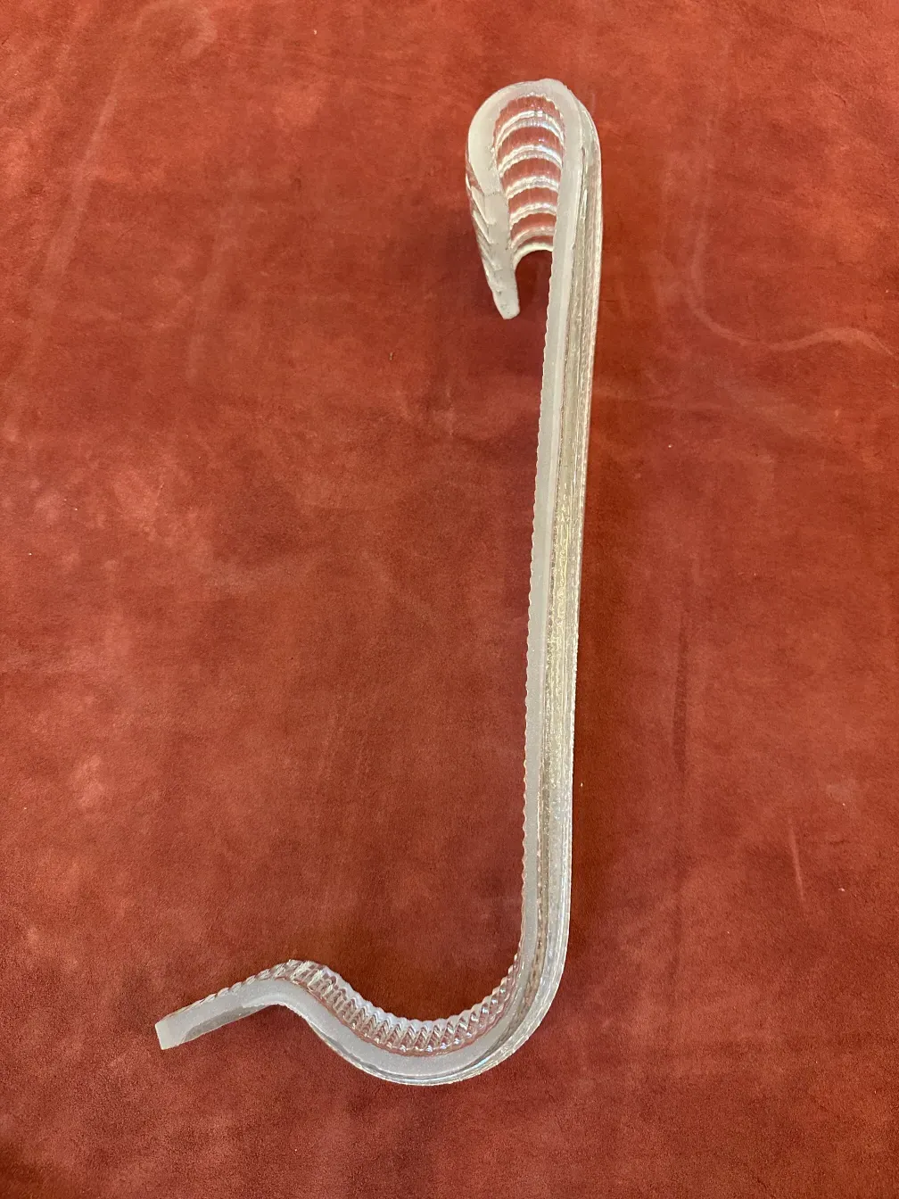 antica lampada a sospensione con design curvo, atmosfera calda