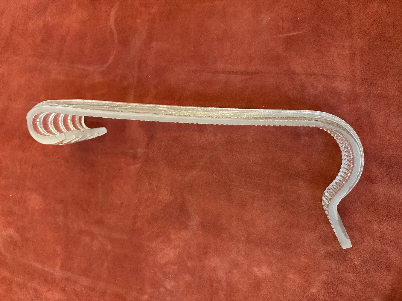 Lâmpada de teto antiga funcional com design elegante e curvado.