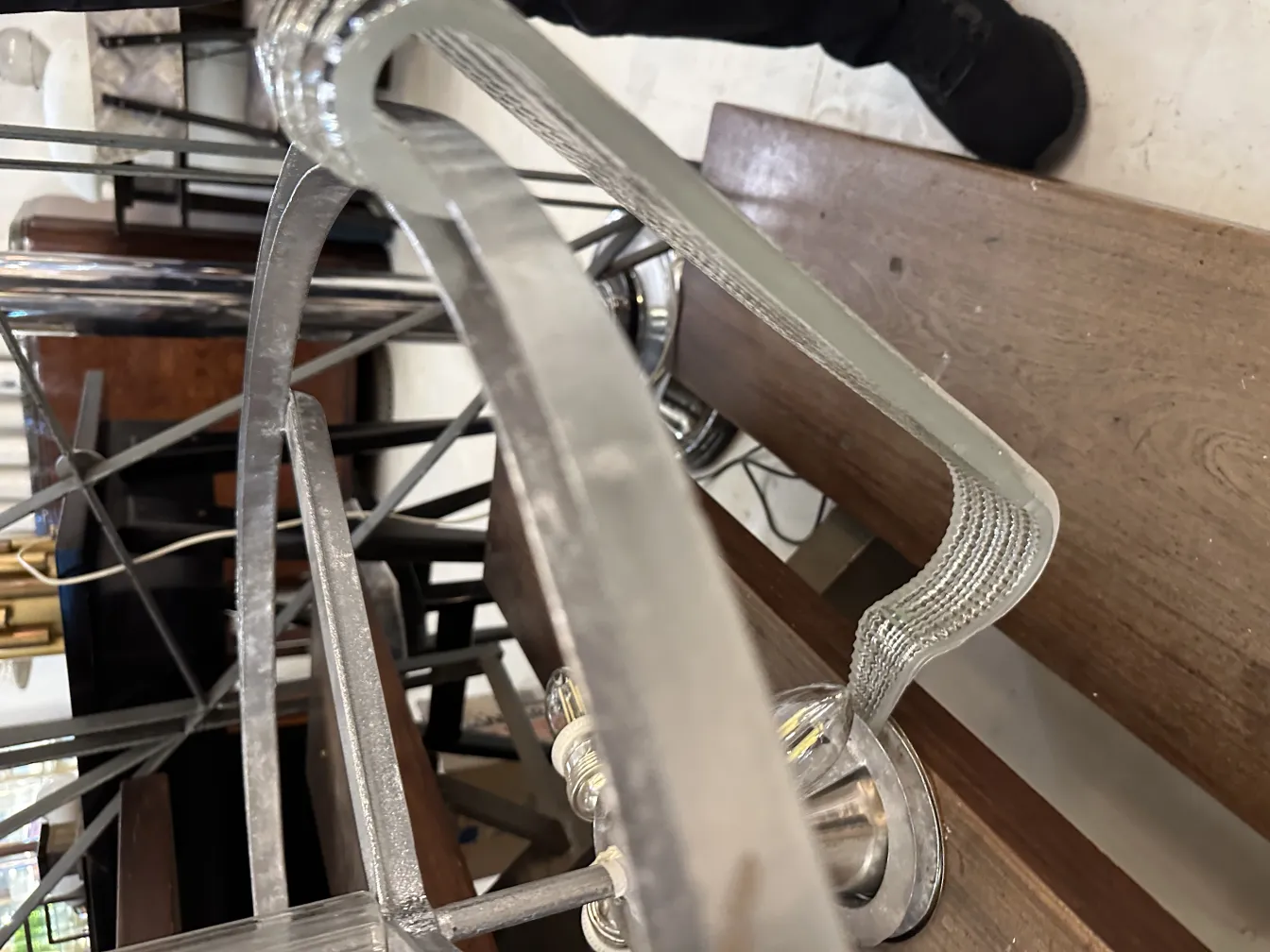 Lâmpada de teto antiga com design elegante em um ambiente rústico.