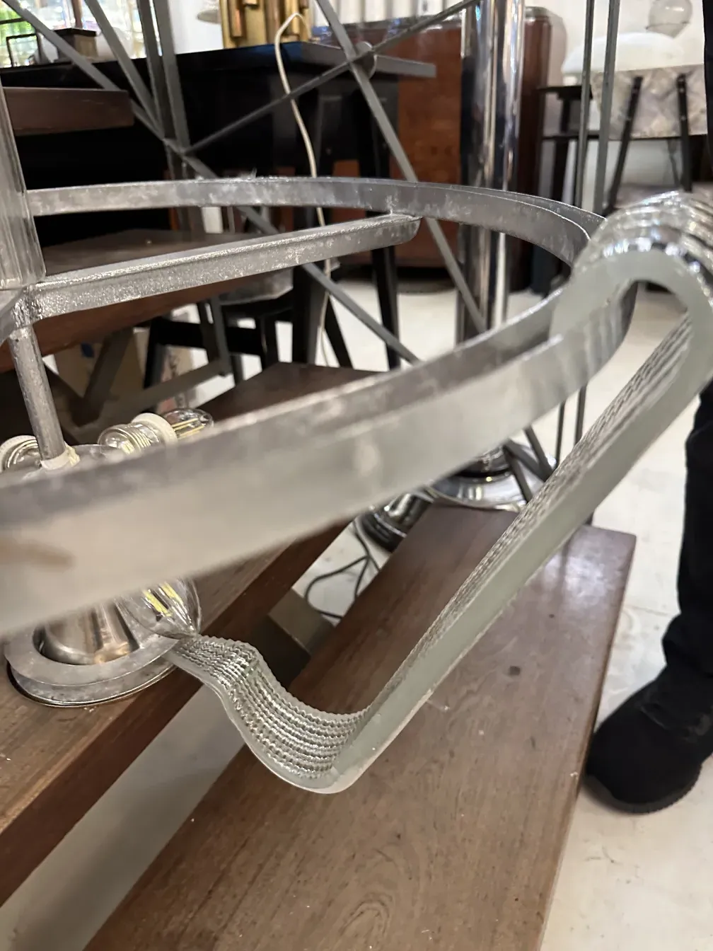 lámpara de techo antigua con diseño único en un ambiente elegante