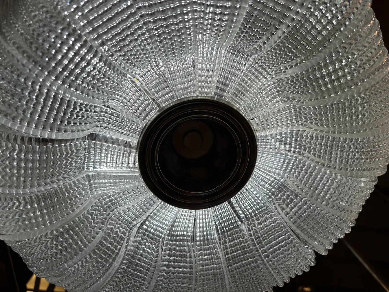 Lustre antique en verre avec un design circulaire