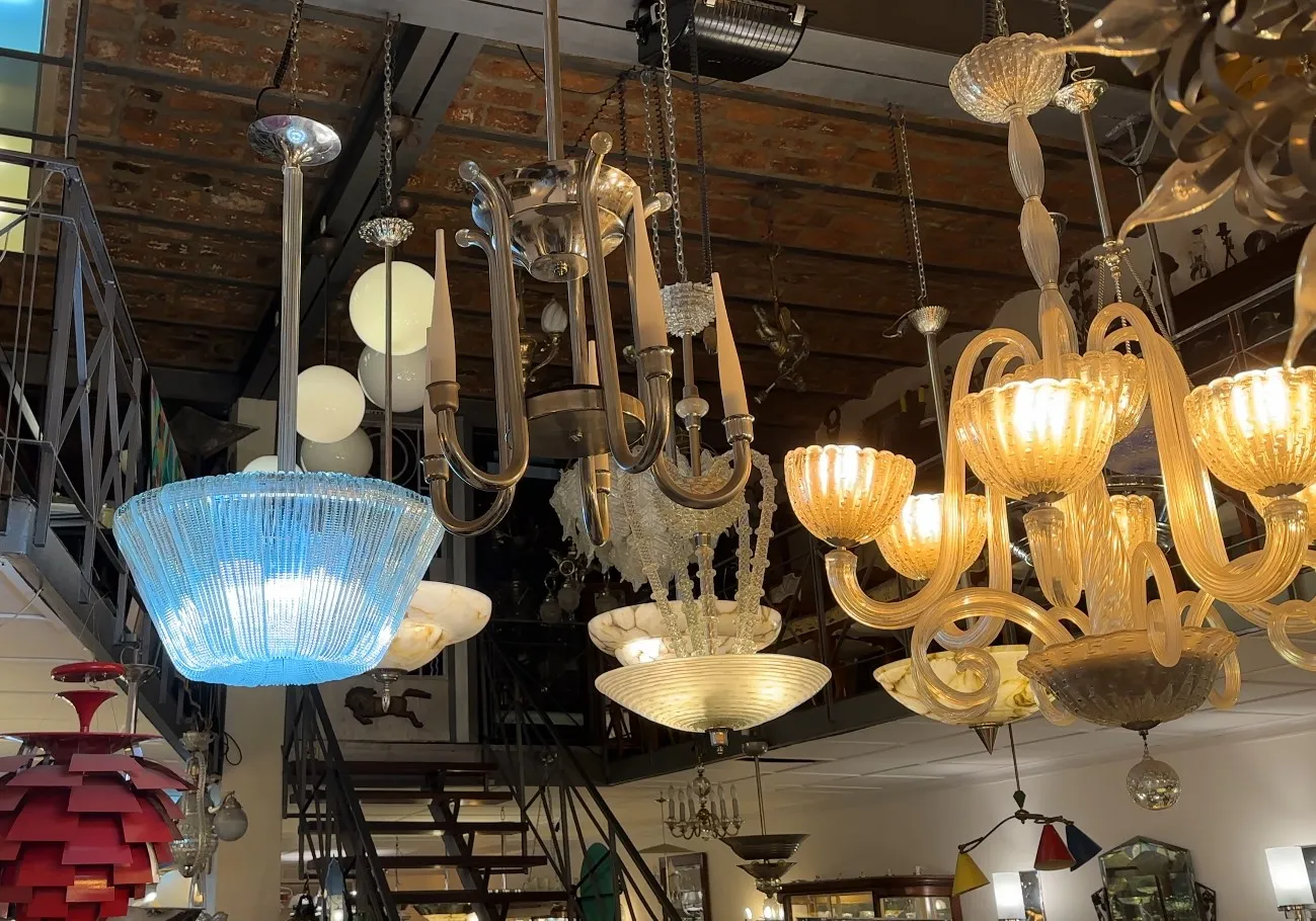 lampada a sospensione antica con design elegante e luci soffuse