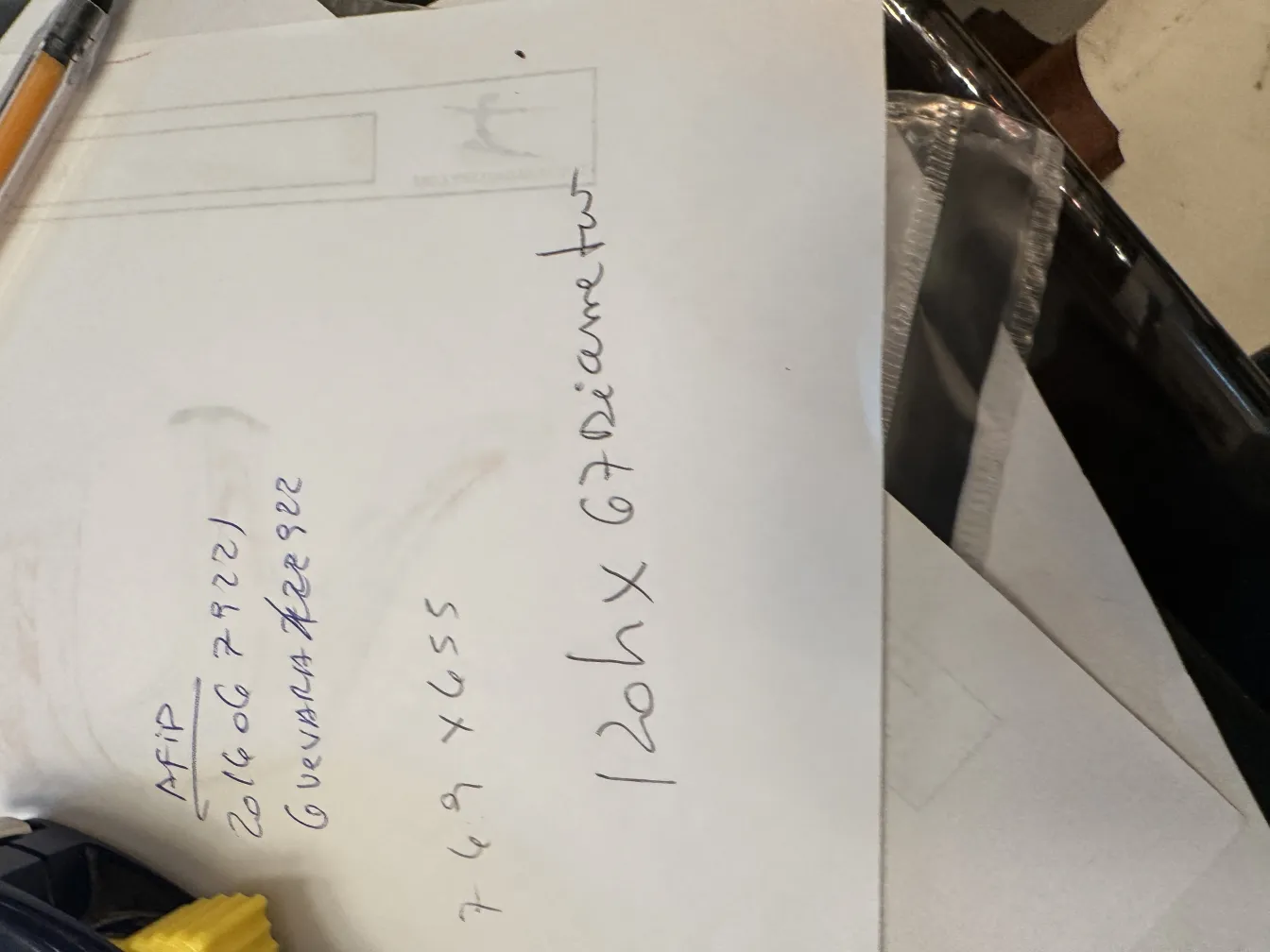 装飾的な詳細がある古いハンギングランプ。