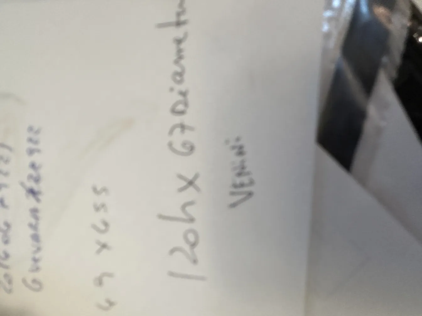 Antike Hängelampe mit handgeschriebenen Notizen auf Papier.