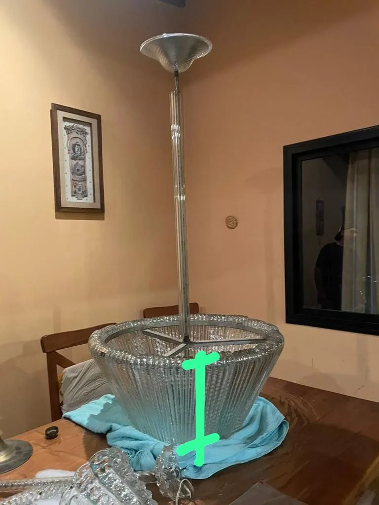 Lámpara de techo antigua con diseño elegante de cristal claro. Ambiente acogedor.