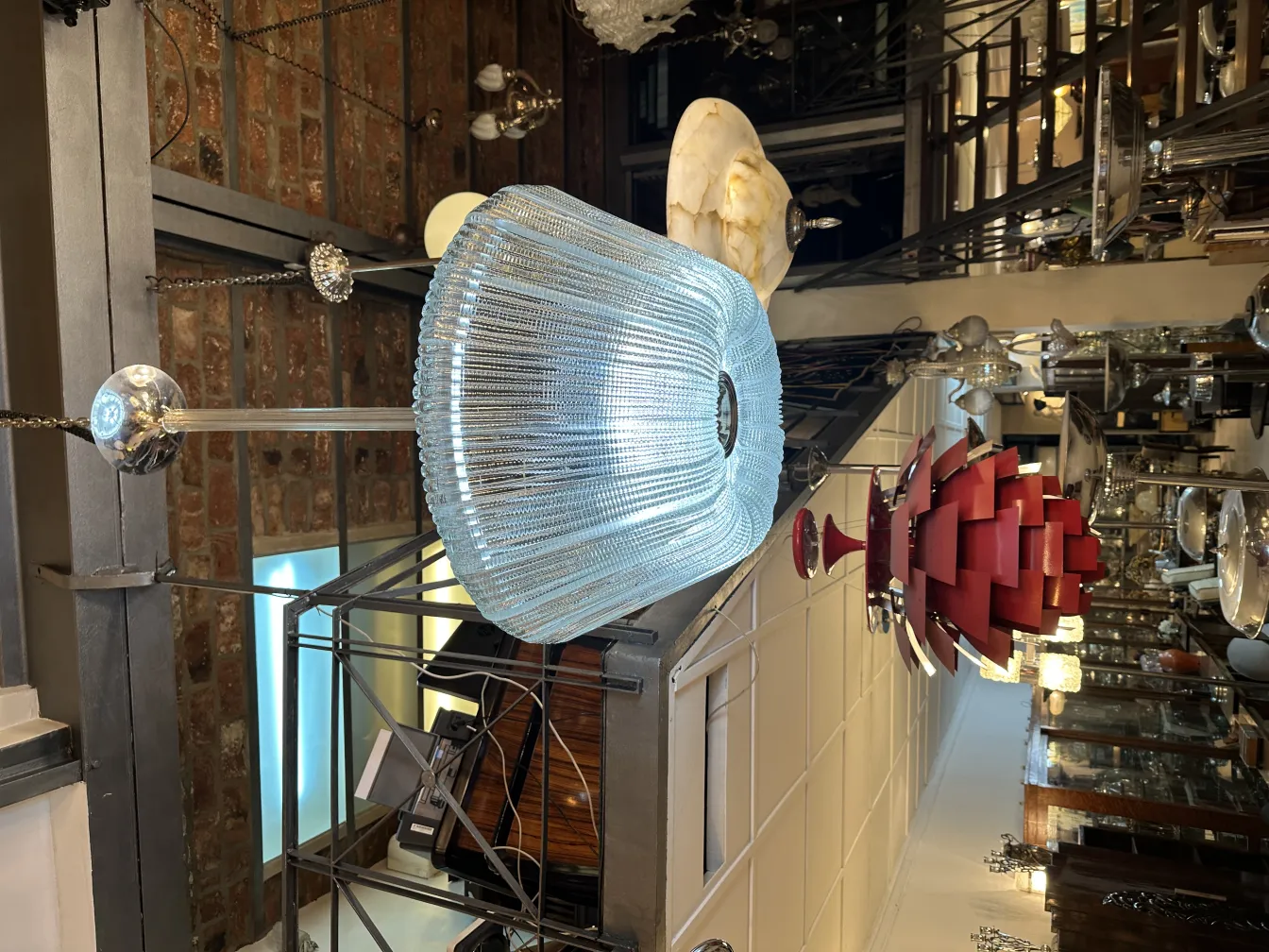 Lampada a sospensione antica con design distintivo ed elegante, illuminazione unica.