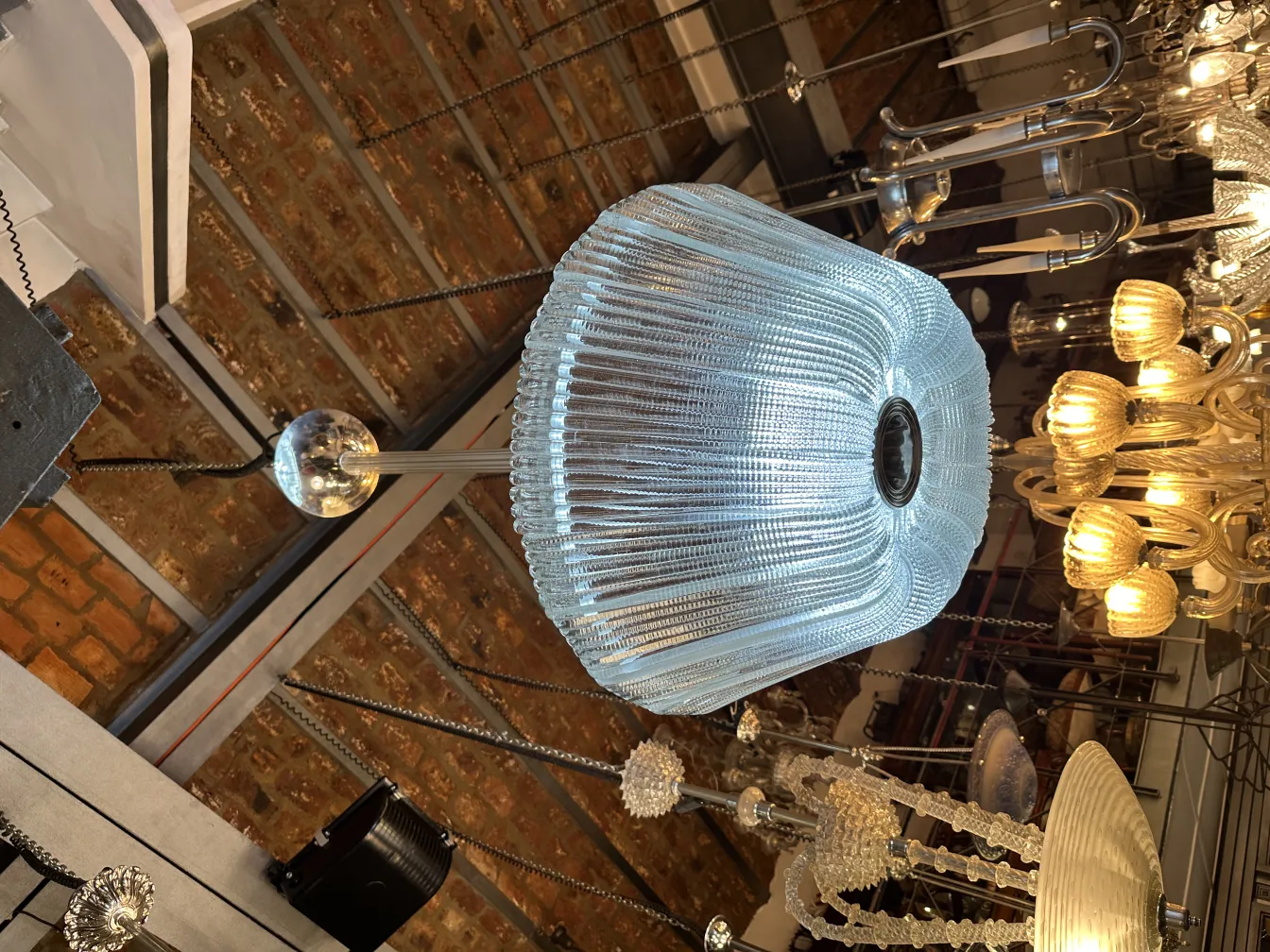 lustre ancien en cristal suspendu, dans un cadre élégant