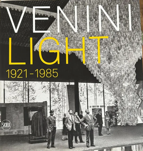 Lâmpada de teto antiga com design artístico em exibição