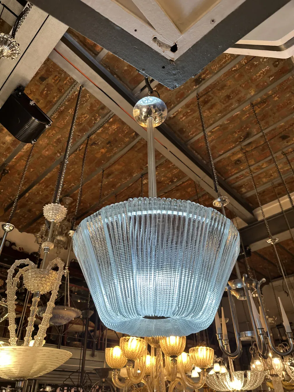 lustre élégant avec un design ancien et une lumière brillante, ambiance chaleureuse