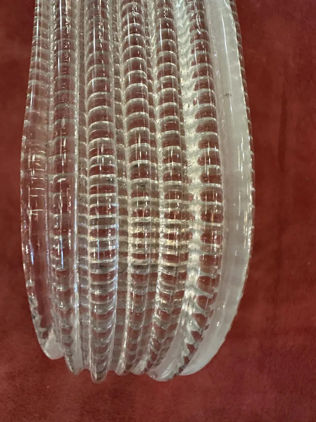 Lámpara de techo antigua con diseño ondulado en un entorno elegante.