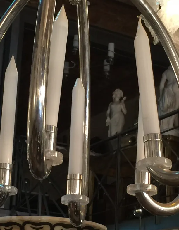 Lustre ancien avec lumières blanches et design élégant.