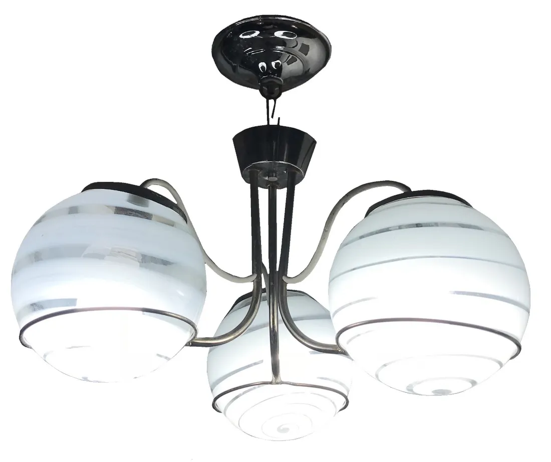Lâmpada de teto antiga com três esferas brancas e design elegante.